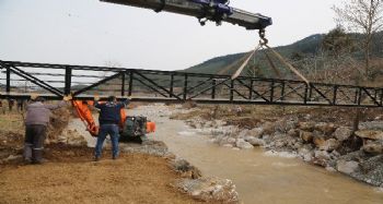 Evlerine giden tek yol olan köprü yıkıldı, Başkan Yılmaz yenisini yaptı