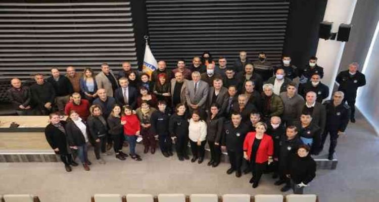 Mersin caddeleri mevsim çiçekleriyle renkleniyor