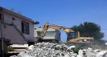 Akdeniz ilçesinde bir metruk bina daha yıkıldı