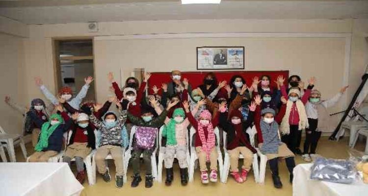 Mezitli'de gönüllüler çocuklar için ördü
