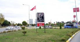 BÜYÜKŞEHİR BELEDİYESİ, KENT MERKEZİNİN ÇEŞİTLİ NOKTALARINA ATATÜRK SİLUETLERİ YERLEŞTİRDİ