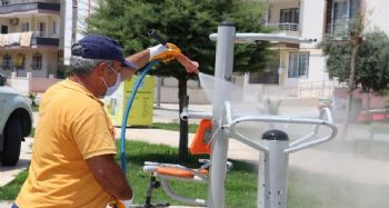 Toroslar'da parklar dezenfekte ediliyor