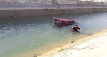 Otomobil kanala uçtu, 2 kişi ölümden döndü