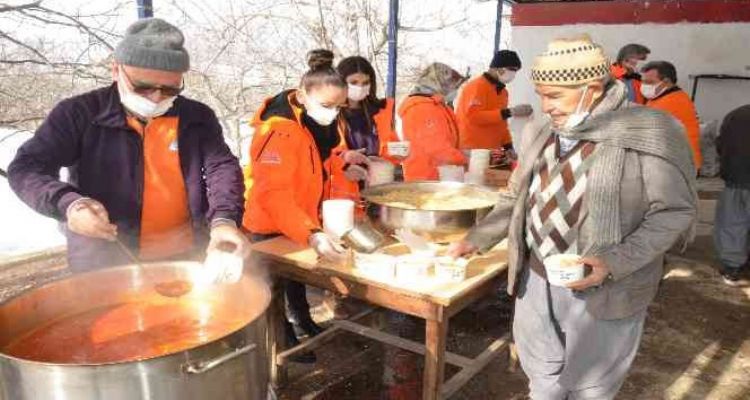 Büyükşehir Belediyesi, karla kaplı mahallede vatandaşlara yemek dağıttı