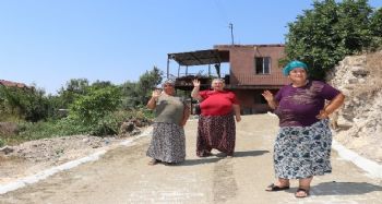 Toroslar Belediyesi, engelli kız kardeşlerin bozuk yoluna kilit parke döşedi