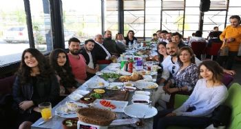 Başkan Tollu, şehir tiyatrosu oyuncularıyla bir araya geldi