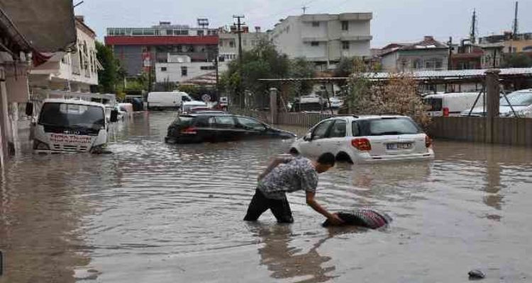 Silifke'de yağışlar sele neden oldu, araçlar sulara kapıldı