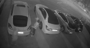 25 saniyede lüks otomobilin 50 bin liralık farlarını çaldılar