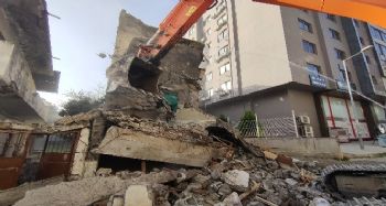 Mersin'de 3 katlı metruk bina kontrollü şekilde yıkıldı