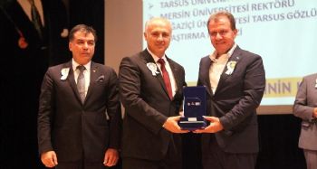 MEÜ Rektörü Çamsarı'ya Tarsus Ticaret ve Sanayi Odasından teşekkür plaketi