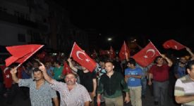 TARSUS'TA HALK DEMOKRASİYE SAHİP ÇIKTI