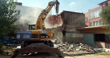 Akdeniz'de metruk binaların yıkımı devam ediyor