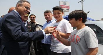 Validen sürücülere uyarı: “Trafik kurallarına uyalım, uymayanları uyaralım”