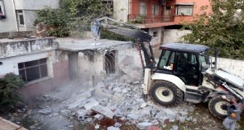 Akdeniz'de metruk binalar yıkılıyor