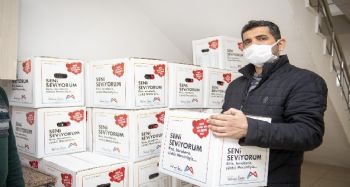 Mersin Büyükşehir Belediyesi, iş yeri kapalı 5 bin 785 esnafa gıda kolisi dağıtıyor