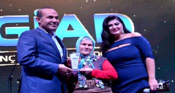 ÜMMİYE KOÇAK’A BİR ÖDÜLDE AGİAD’TAN