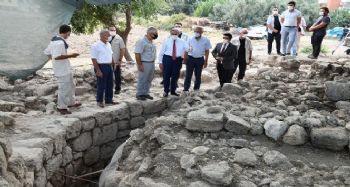 Vali Su, Aratos Anıt Mezarında incelemelerde bulundu