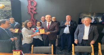 Doğum sırasında kalbi duran bebeği hayata döndüren sağlık ekibine plaket