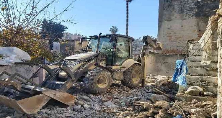 Akdeniz'de bir metruk bina daha yıkıldı