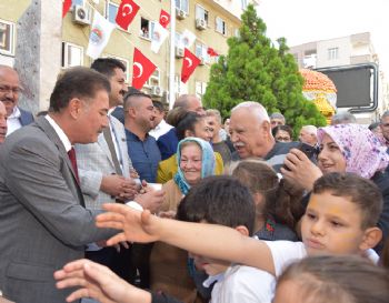 BAŞKAN TUNA, VATANDAŞLARA NARENCİYE SUYU İKRAM ETTİ