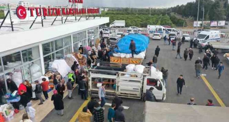 Başkan gözyaşlarını tutamadı, Erdemli'den 35 araçlık yaşam desteği gönderildi
