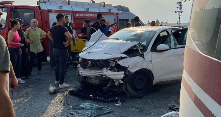 İşçi servisi ile otomobil çarpıştı: 15 yaralı