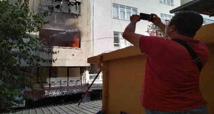 Mersin'de yangın: İki iş yeri ve boş bir ev kullanılamaz hale geldi