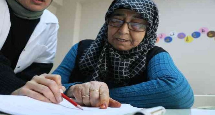 Kaza geçiren kocasını hastanede bulamadı, 73 yaşında okuma-yazma öğrendi