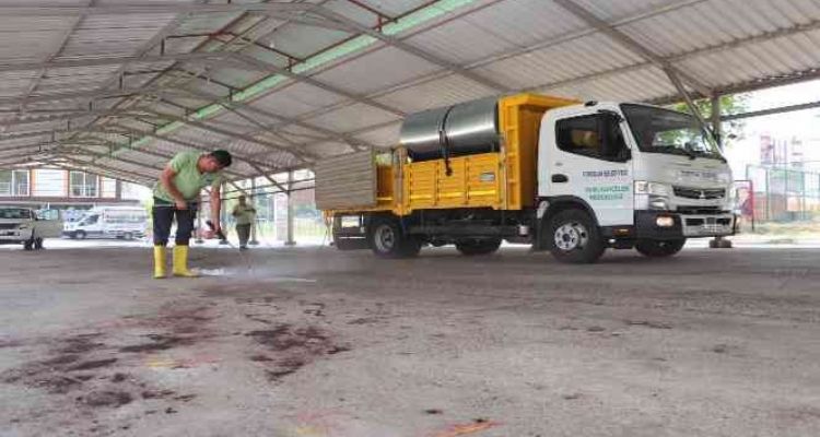 Toroslar'da kurban kesim ve satış yerlerinin temizliğine başlandı