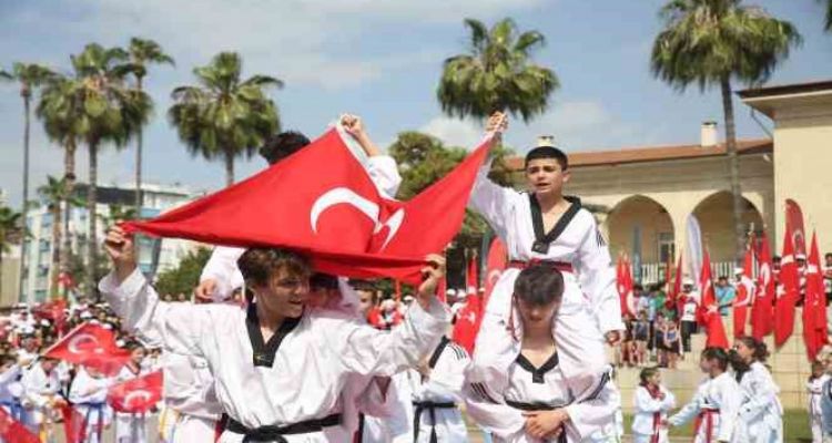 Mersin'de coşkulu 19 Mayıs kutlaması