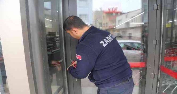 Mersin'de uygun şartları taşımayan zincir market mühürlendi