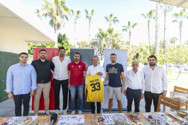 Başkan Seçer, MSK Erkek Basketbol Takımı oyuncuları ile bir araya geldi