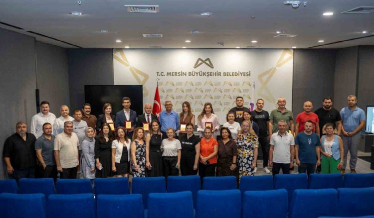 Mersin’de görevde yükselen personele plaket ve teşekkür belgesi