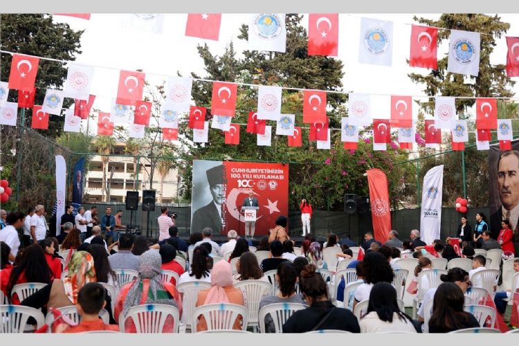 Cumhuriyetin kuruluşunun 100. yılı etkinliklerinde sevgi evlerinde kalan çocuklar renkli gösteriler sergiledi