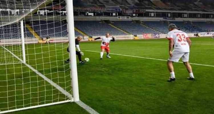 Vali Pehlivan, futbol müsabakasına katıldı