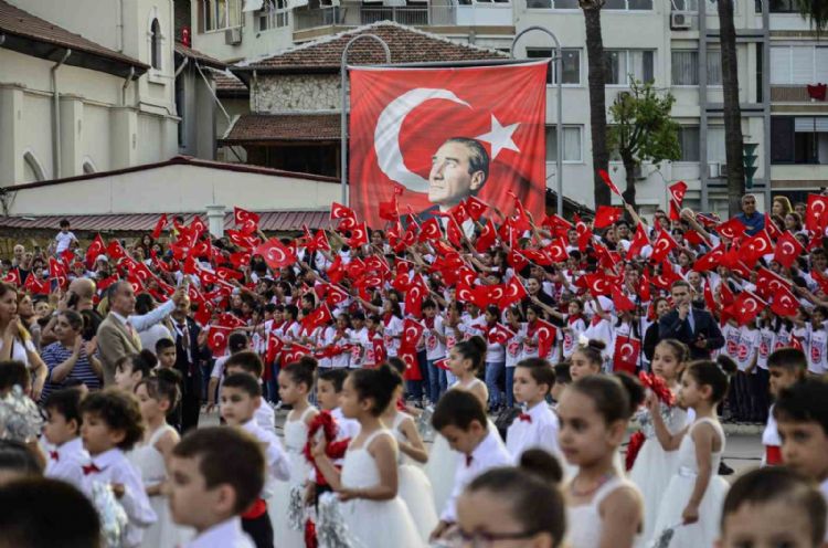 Mersin’de ‘1923 öğrenci 23 Nisan’ konseri verdi