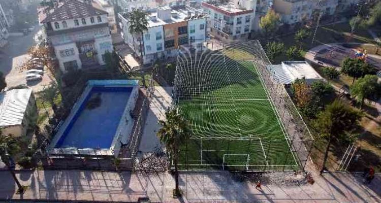 Madımak Parkı içindeki halı saha yenilendi