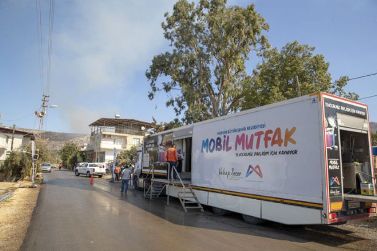 BÜYÜKŞEHİR’İN MOBİL MUTFAK TIRI YANGIN BÖLGESİNDE