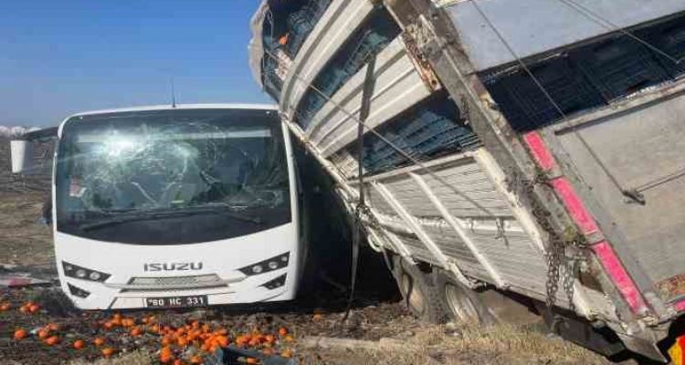 Cezaevi aracıyla kamyon çarpıştı: 23 yaralı