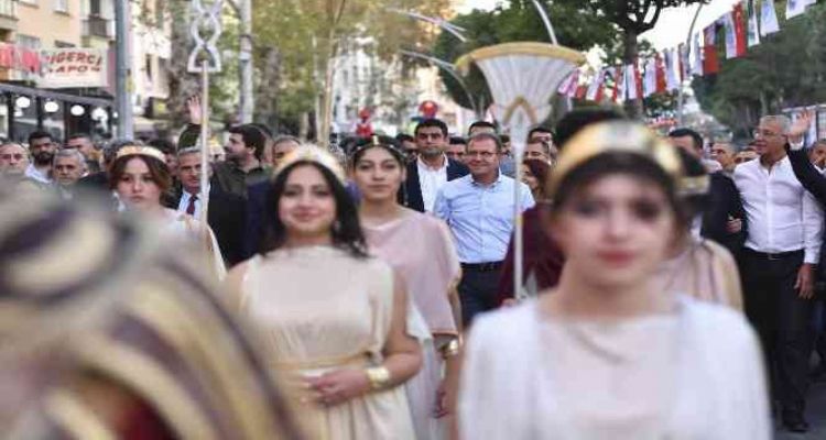 Festivalin kortej yürüyüşü ilçeye renk kattı