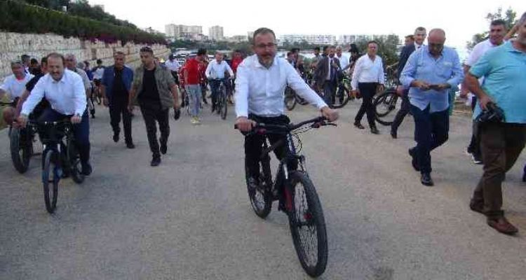 Gençlik ve Spor Bakanı Kasapoğlu, Akkum Gençlik Kampı açılışına bisikletle geldi