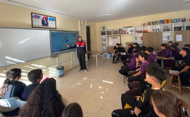 Jandarma, öğrencileri siber farkındalık konusunda bilgilendiriyor