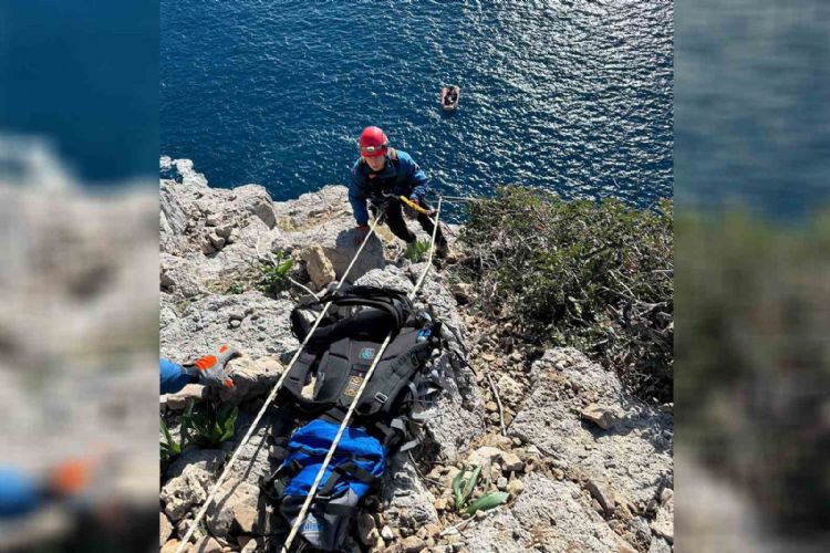 Mersin’de sarp kayalıklarda mahsur kalan keçi nefes kesen operasyonla kurtarıldı