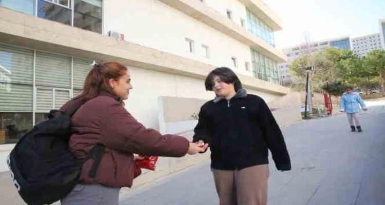 Üniversite öğrencileri kendi malzemelerini depremzedelere bırakıyor