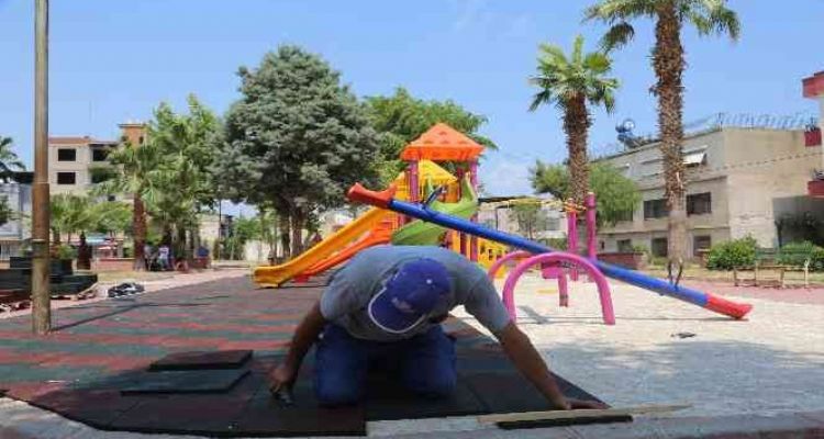 Toroslar'da park ve yeşil alanlara yaz bakımı