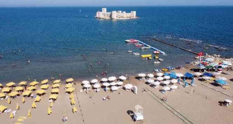Yaz tatili başladı, turizmin merkezi Kızkalesi'nde yoğunluk arttı