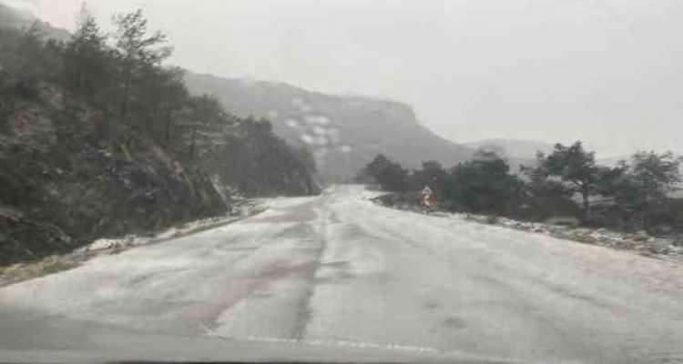 Dolu köyler arası bağlantı yolunu beyaza bürüdü