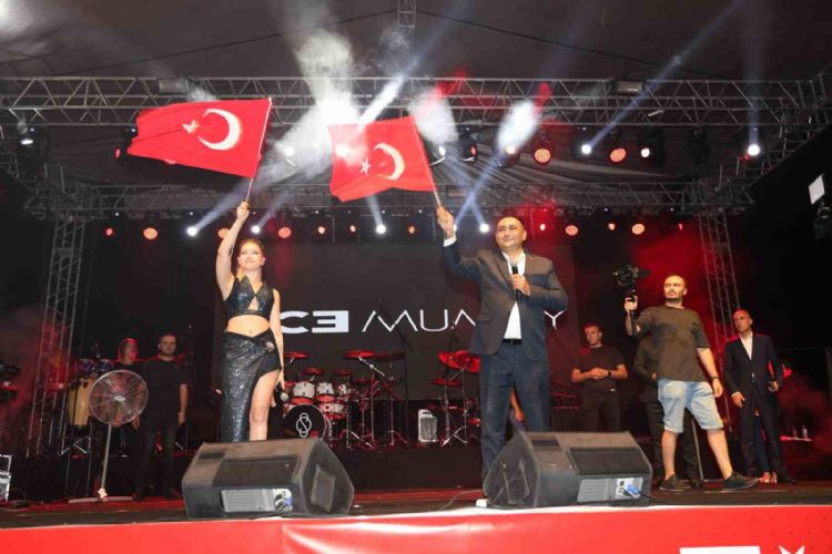 Toroslar’da Zafer Bayramı düzenlenen konserlerle coşkuyla kutlandı