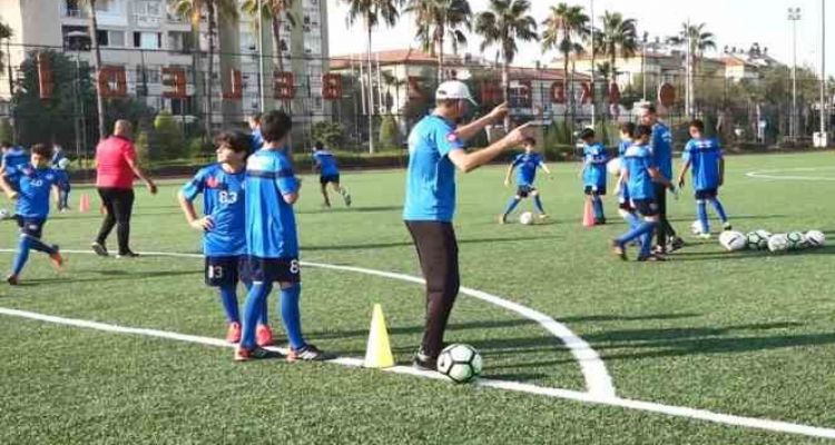 Akdeniz Belediyesi yaz spor okullarında geleceğin sporcularını yetiştiriyor