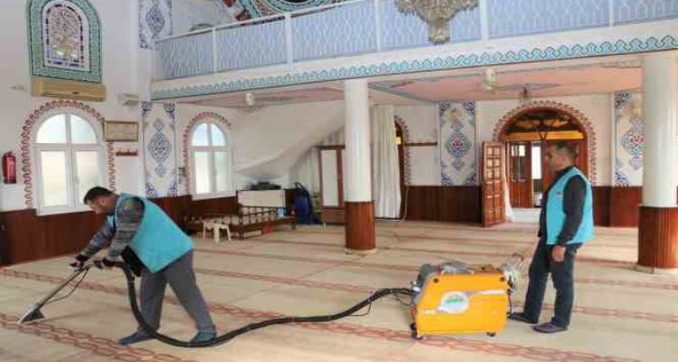 Toroslar'da camilerde Ramazan temizliği